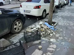Küçükçekmece’de binanın dış yüzeyinden düşen parçalar güvenlik kamerasında
