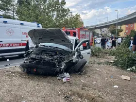 Küçükçekmece’de bisikletliye çarpmamak için manevra yapan araç bariyerlere çarptı: 4 yaralı
