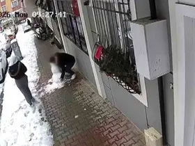 Küçükçekmece’de çocukların yaptığı kardan adamı götürdü
