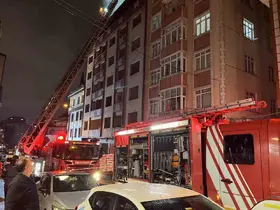 Küçükçekmece’de kentsel dönüşüm kapsamında boşaltılan 7 katlı binanın çatısında yangın
