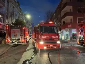 Küçükçekmece’de kentsel dönüşümdeki binanın çatısında yangın

