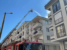 Küçükçekmece’de korkutan çatı yangını
