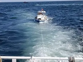 Küçükçekmece’de makine arızası nedeniyle sürüklenen tekne kurtarıldı
