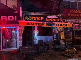 Küçükçekmece’de restoranın bacasında çıkan yangın 5 katlı binaya sıçradı
