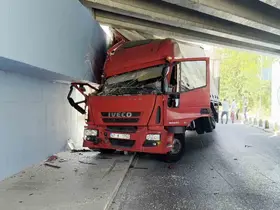 Küçükçekmece’de tır altgeçide sıkıştı
