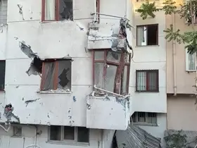 Küçükçekmece’de yıkımı yapılan binanın duvarı yan apartmanın üzerine devrildi
