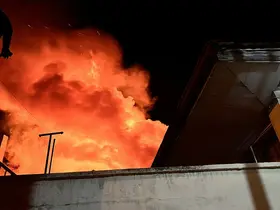 Kula’da gece saatlerinde yangın paniği: Yanan ev kullanılamaz hale geldi
