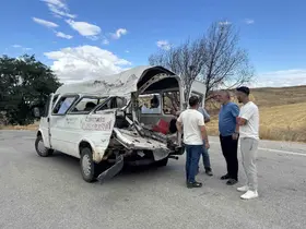 Kulu’da kamyonet ile minibüs çarpıştı
