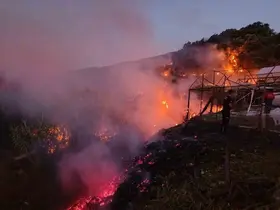 Kumluca’da iki ayrı noktada çıkan yangınlar büyümeden söndürüldü
