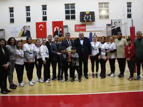 Kumluca’da kadınlar öğretmenler arasında düzenlenen voleybol turnuvası sona erdi
