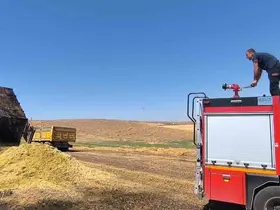 Kurtalan’da saman yüklü römork alevlere teslim oldu
