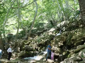 Kuruyan şelale yeniden çağladı, Adanalılar sıcaktan Obruk Şelalesi’ne akın etti
