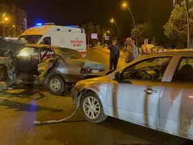 Kuş türü araba ortadan büküldü: 3 yaralı
