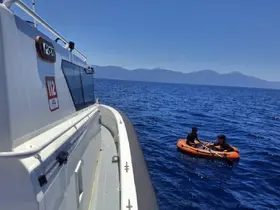 Kuşadası açıklarında 2 düzensiz göçmen yakalandı
