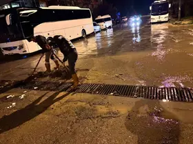 Kuşadası Belediyesi ekipleri yağmurun ilk anından itibaren sahadaydı
