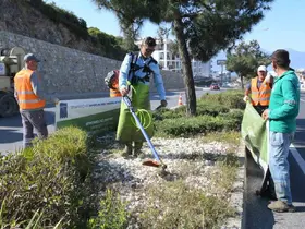 Kuşadası’nda bayram öncesi refüjler bakıma alındı
