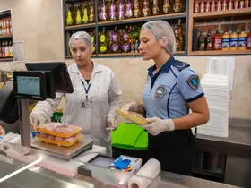 Kuşadası’nda marketler denetlendi
