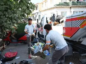 Kuşadası’nda sokağa hurda ve atık bırakanlara zabıta müdahalesi
