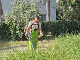 Kuşadası’nda yeşil alanlar bakıma alındı
