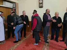 Küslerin barıştığı bayramlaşma halkası geleneği yaşatıldı

