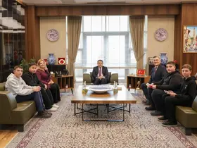 Kütahya Valisi Işın, öğrencilerin podcast çalışmasını dinledi
