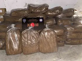 Kütahya’da 2 araca kaçakçılık operasyonu: 1 ton 716 kilo tütün ele geçirildi

