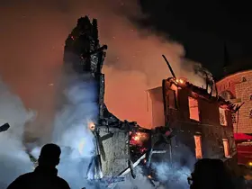 Kütahya’da korkutan yangın: Ahşap ev ve samanlık tamamen yandı
