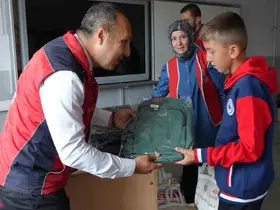 Kütahya’da köy okulundaki öğrencilere kırtasiye desteği
