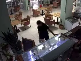 Kütüphaneden kitap çaldı, kameraya yakalandı
