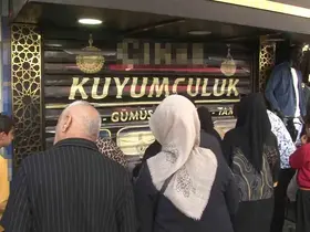 Kuyumcu altınları alıp kaçtı, vatandaşlar dükkanı yağmalamaya çalıştı
