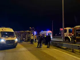 Kuzey Marmara Otoyolu girişinde beton mikseri devrildi: 2 yaralı

