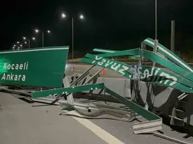 Kuzey Marmara Otoyolu’nda kamyonun açılan damperi tabelaya çarptı: Kapanan yol trafiğe açıldı
