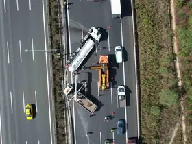 Kuzey Marmara Otoyolu’nda tır devrildi, trafik kilitlendi
