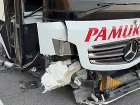 Lastiği patlayan yolcu otobüsünde can pazarı: Muavin kopan kapıdan aşağı uçtu
