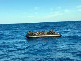 Lastik botta 39 düzensiz göçmen yakalandı
