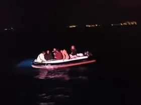 Lastik botta 6 düzensiz göçmen yakalandı
