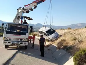Levhaya çarpıp yoldan çıkan araçtakiler yara almadan kurtuldu
