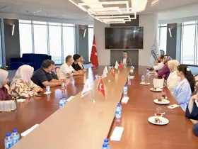 LGS’de dereceye giren öğrencileri Başkan Vekili Aksoy makamında ağırladı
