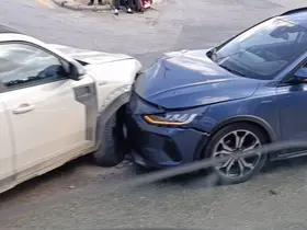 Maddi hasarlı kaza anı araç içi kamerasına yansıdı
