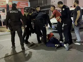 Maddi hasarlı kaza sonrası tarafların kavgası kameraya yansıdı
