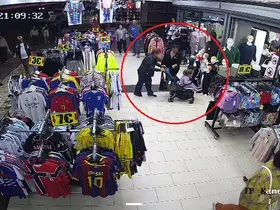 Mağazadan eşofman çalan turistler, taktıkları otelin bilekliği sayesinde yakalandı
