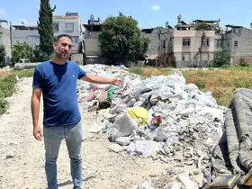 Mahalle arasındaki arsa çöplüğe döndü, vatandaşlar tepki gösterdi
