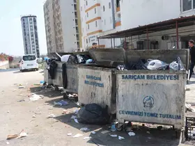 Mahalleliden belediyeye protesto: Çöpleri kendi elleriyle topladılar
