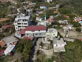Mahallelinin uygun yer bulamaması üzerine inşa edilen caminin altından 6 metre genişliğinde yol geçiyor

