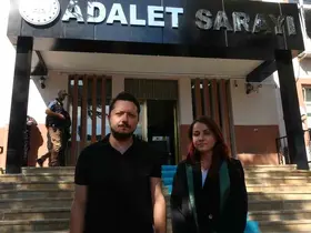 Mahkeme salonu karıştı: Eşi ve çocuğu ölen, duruşmada sinir krizi geçirerek izinsiz konuşan acılı baba dışarı atıldı
