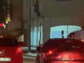 Makas atarak trafiği tehlikeye soktu, gözden kayboldu
