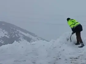 Malatya’da 2 bin rakımda dam üstlerinde kar mesaisi
