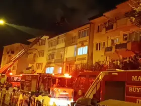 Malatya’da 4 katlı binanın çatısında yangın
