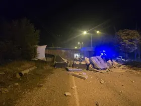 Malatya’da devrilen tır yolu kapattı
