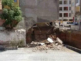 Malatya’da göçük sonrası mühürlenen apartmandan kopan parçalar paniğe neden oldu
